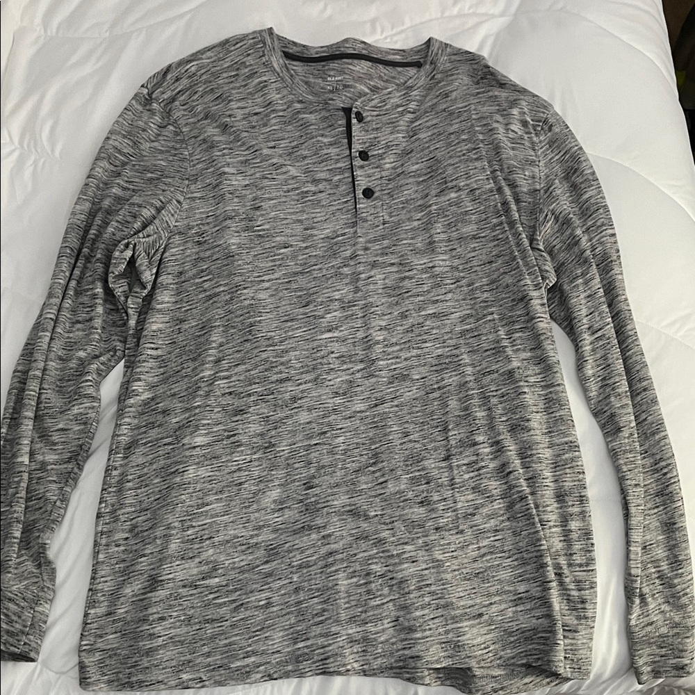 Old Navy Men's Heathered Gray Long Sleeve Henley